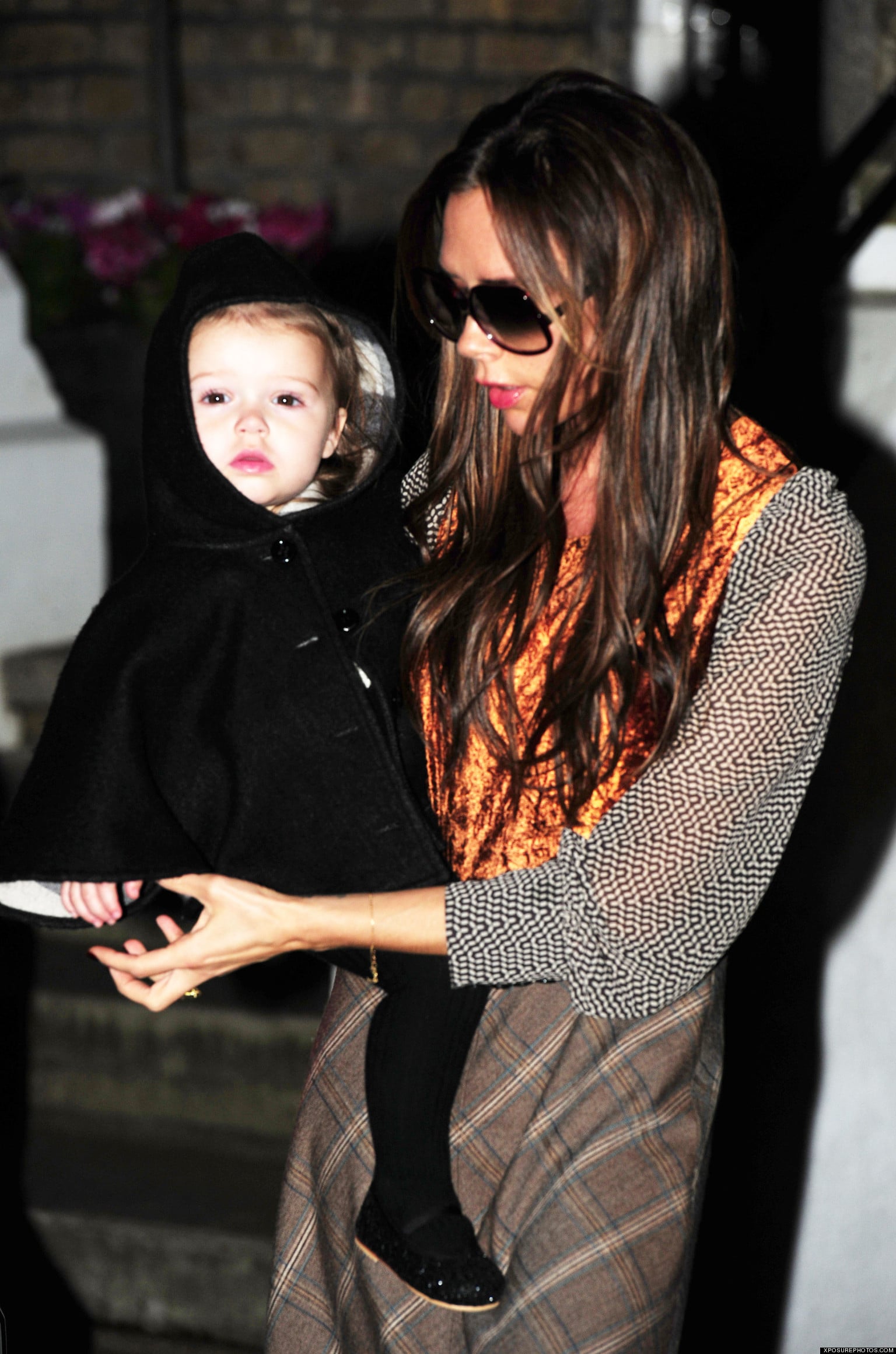 22 November 2012 - LONDON - UK AFTER A 12 HOUR FLIGHT VICTORIA BECKHAM AND KIDS GO STRAIGHT TO GOOD FRIENDS THE RAMSAYS FOR THANKSGIVING DINNER. NO SIGN OF DAVID THOUGH, WHO HAD ALSO TRAVELLED ON THE FLIGHT WITH THEM. BYLINE MUST READ : XPOSUREPHOTOS.COM ***UK CLIENTS - PICTURES CONTAINING CHILDREN PLEASE PIXELATE FACE PRIOR TO PUBLICATION *** **UK AND USA CLIENTS MUST CALL PRIOR TO TV OR ONLINE USAGE PLEASE TELEPHONE  44 (0) 208 370 0291 or 1 310 600 4723